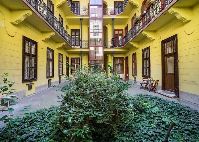 Vintage Downtown Escape 2 Baths 2 Beds