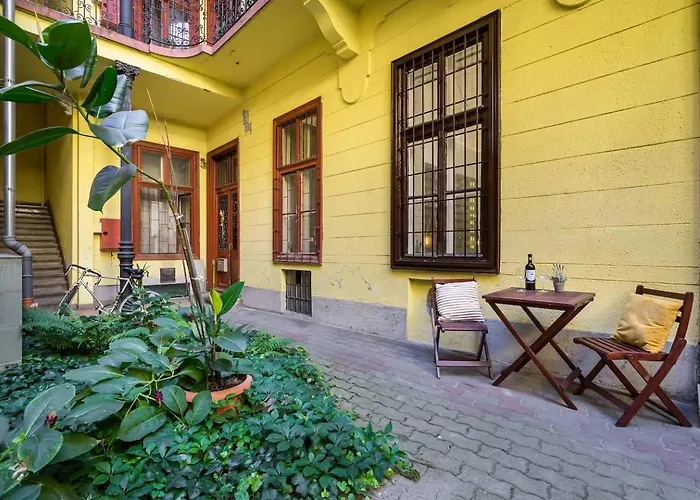 Vintage Downtown Escape 2 Baths 2 Beds
